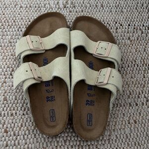 Birkenstock Cream Suede Arizona sandal. Size 39 reg/wide. Soft footbed. NWOT